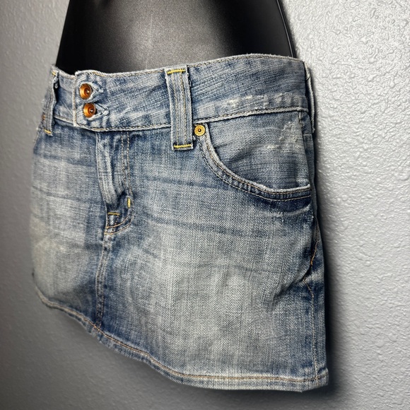 Vintage Y2K Women's GUESS Blue Denim low rise mini jean light wash Skirt Size 24 - Picture 5 of 10